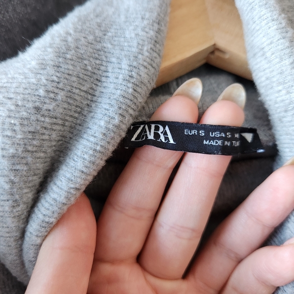 Grey Sleeveless Turtleneck Sweater - Picture 3 of 7